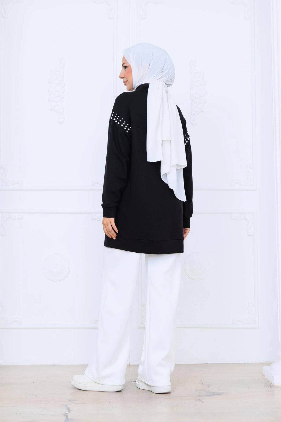 TAŞ DETAYLI DİK YAKA SWEATSHIRT Siyah