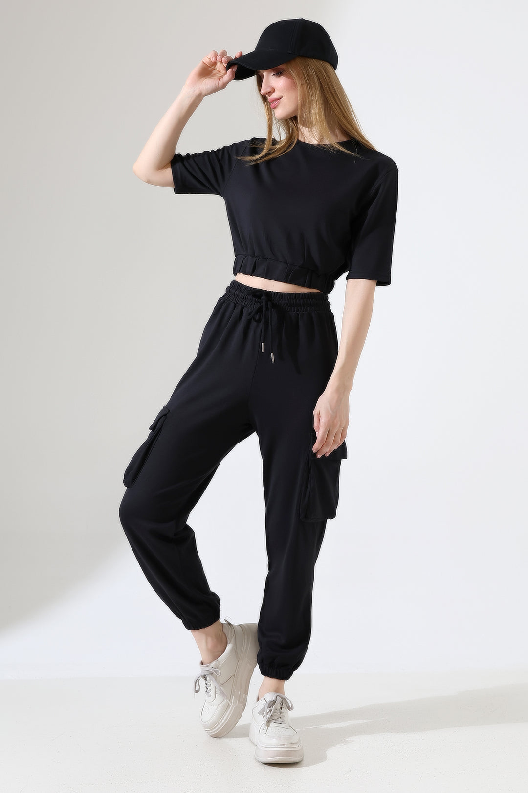 Kadın Siyah Crop Kargo Cepli Jogger Eşofman Takımı