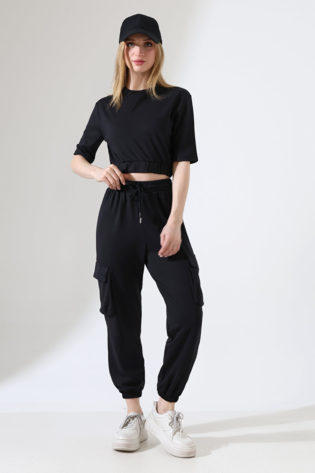 Kadın Siyah Crop Kargo Cepli Jogger Eşofman Takımı