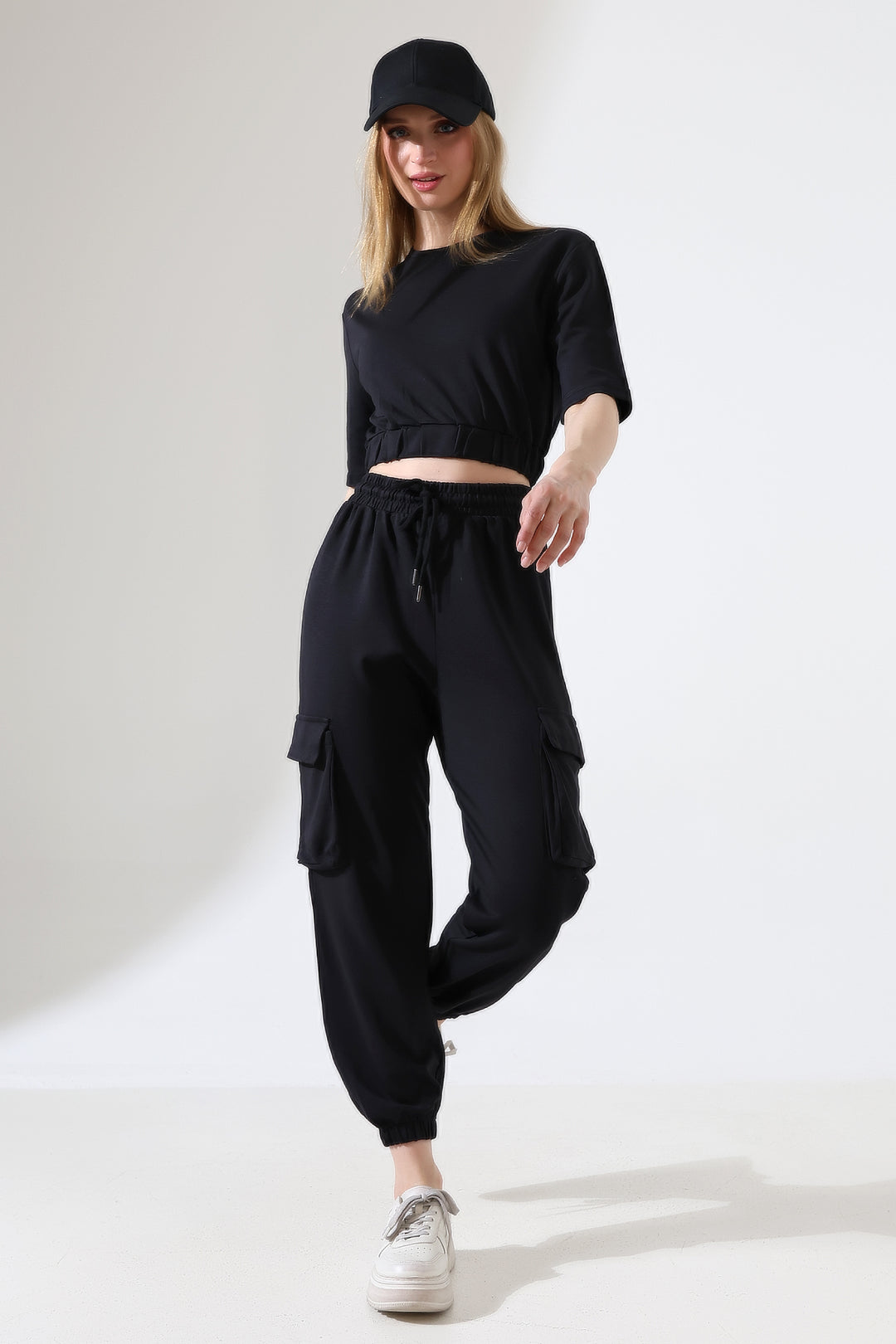 Kadın Siyah Crop Kargo Cepli Jogger Eşofman Takımı