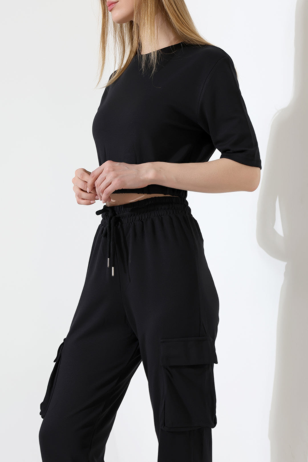 Kadın Siyah Crop Kargo Cepli Jogger Eşofman Takımı