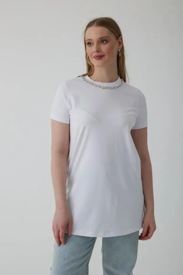 YAKASI TAŞ İŞLEMELİ T-SHIRT Beyaz