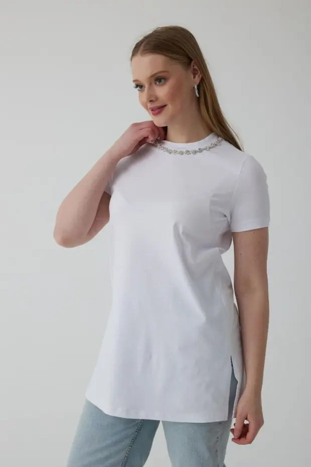 YAKASI TAŞ İŞLEMELİ T-SHIRT Beyaz