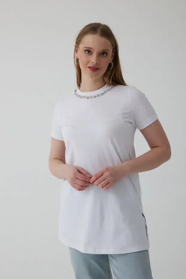 YAKASI TAŞ İŞLEMELİ T-SHIRT Beyaz